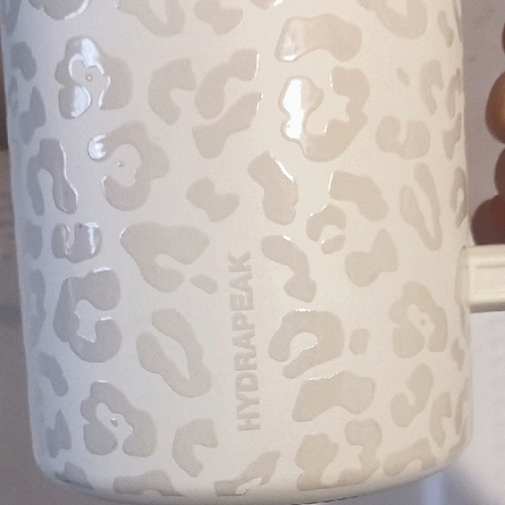 HYDRAPEAK White Leopard Print Insulated Quencher with Straw -50 oz. - Picture 6 of 10